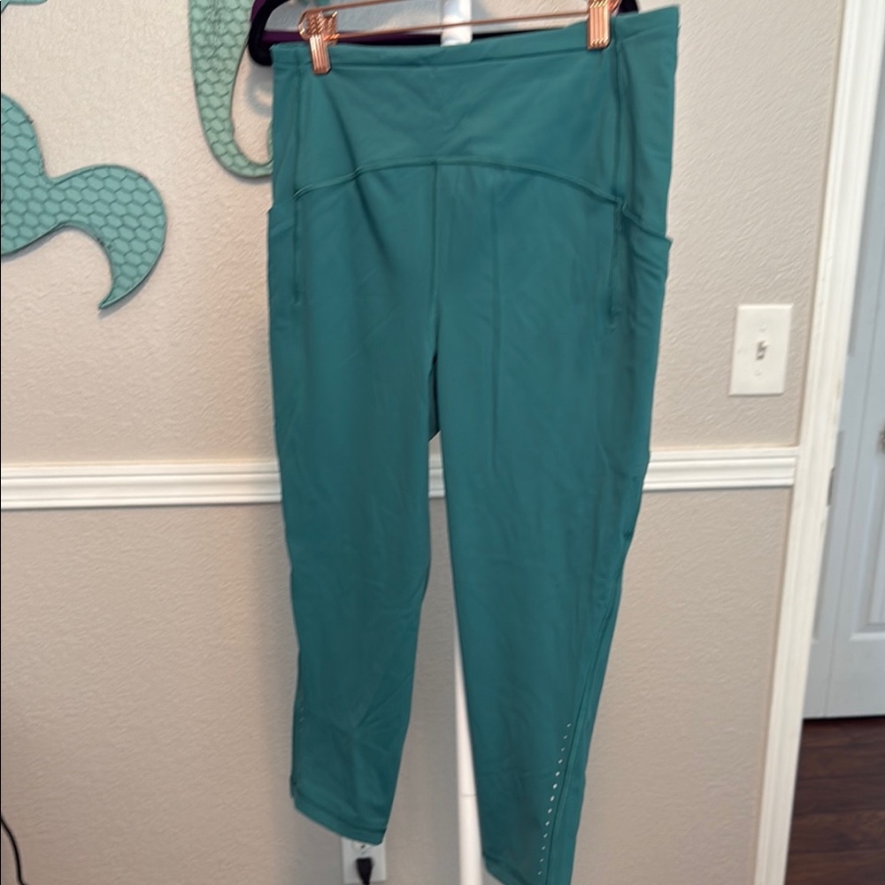 Lululemon Athletica Green Ankle Cropped Pants
